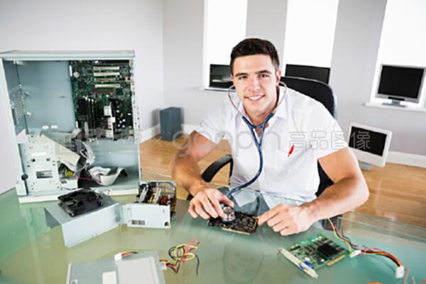 手持聽診器的微笑工程師 當(dāng)技術(shù)遇見溫度